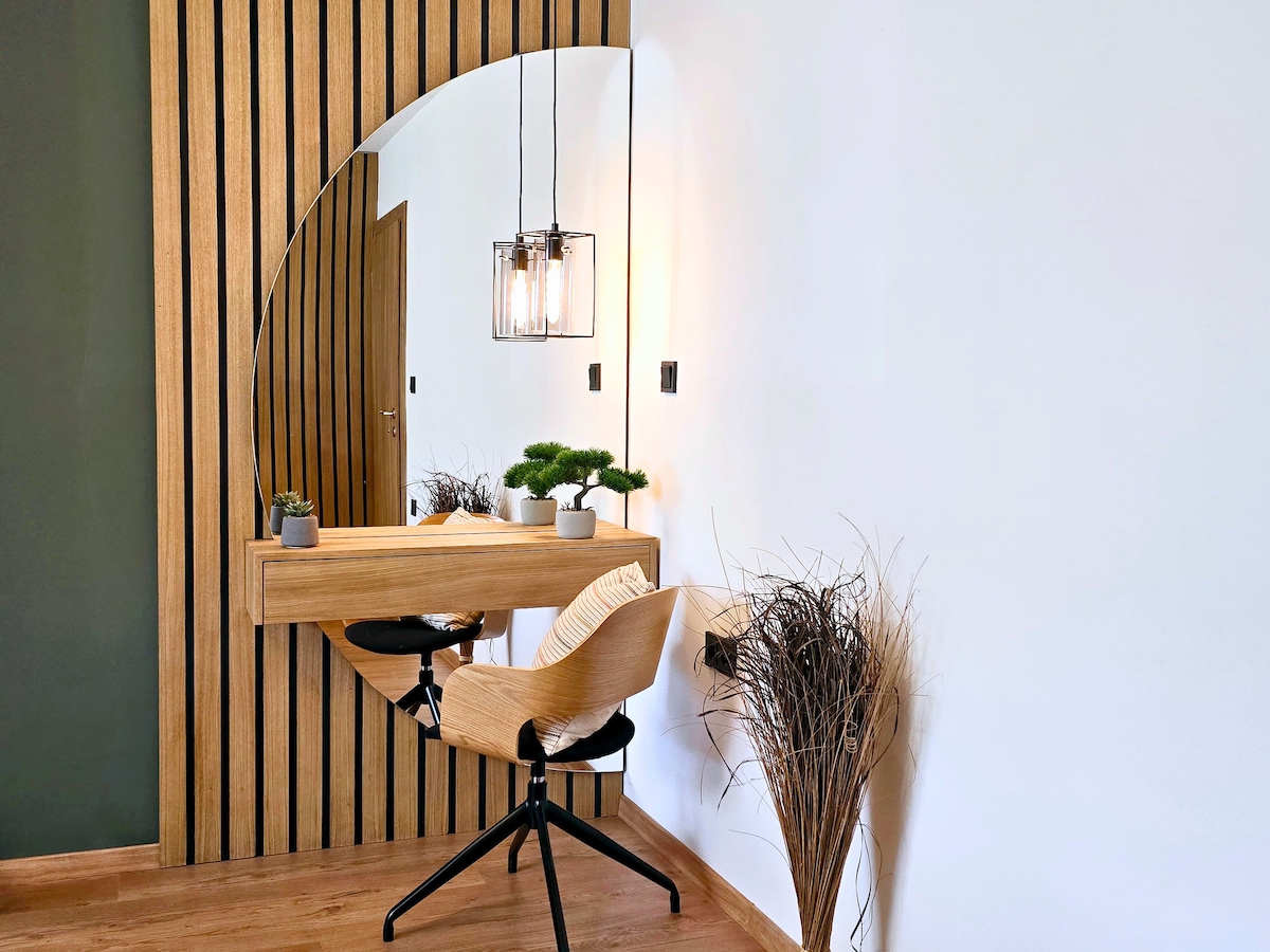 Schminktisch mit Spiegel und Arbeitsplatz im Schlafzimmer 2, Ferienhaus Biograci