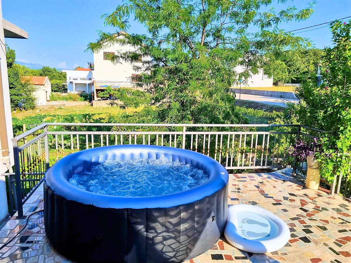 Outdoor-Whirlpool auf der S&uuml;dterrasse, blauer Jacuzzi mit Sprudel, Ferienhaus Biograci Herzegowina