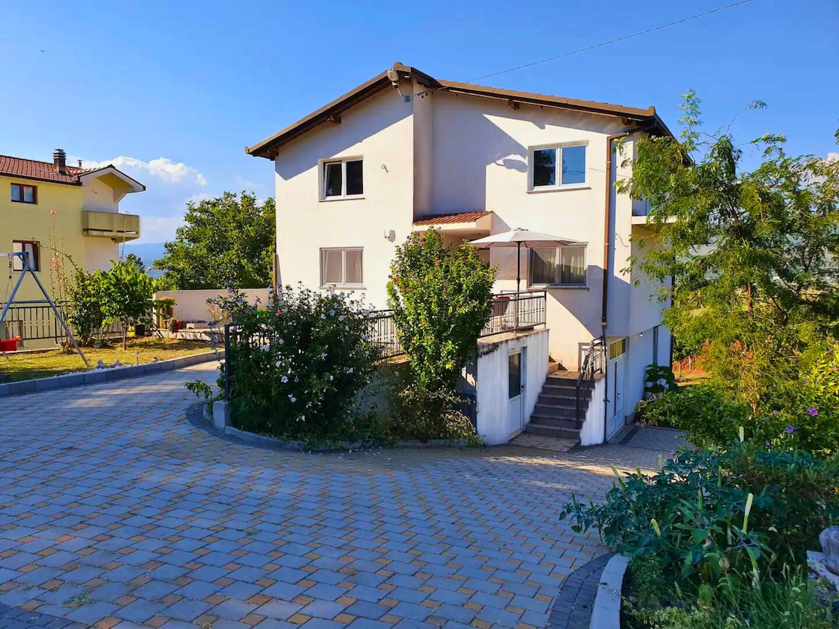 Ferienhaus Biograci Au&szlig;enansicht mit Garten und Parkplatz, &Scaron;iroki Brijeg