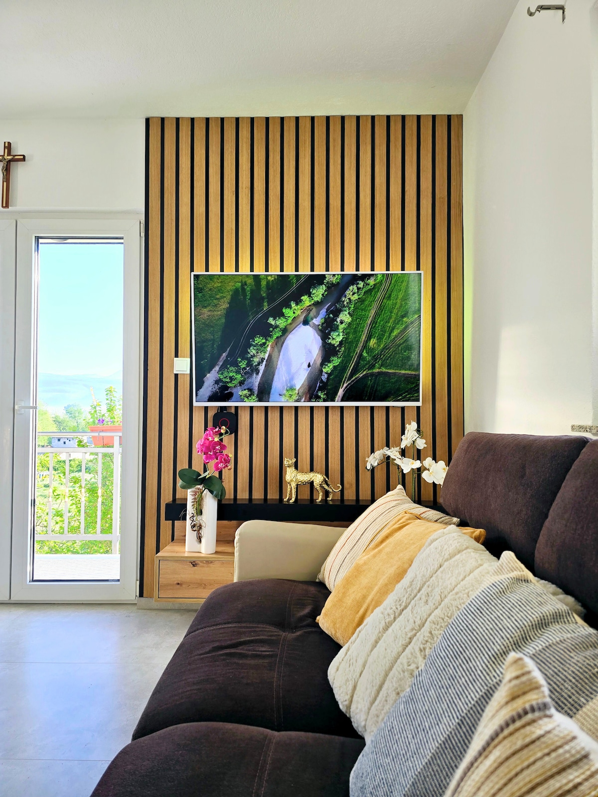 Smart TV auf Akustikpaneelen-Wand im Wohnzimmer, Ferienhaus Biograci