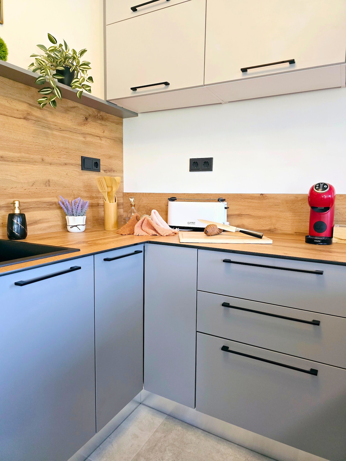 Nespresso-Kaffeemaschine und Toaster in der K&uuml;che, Ferienhaus Biograci