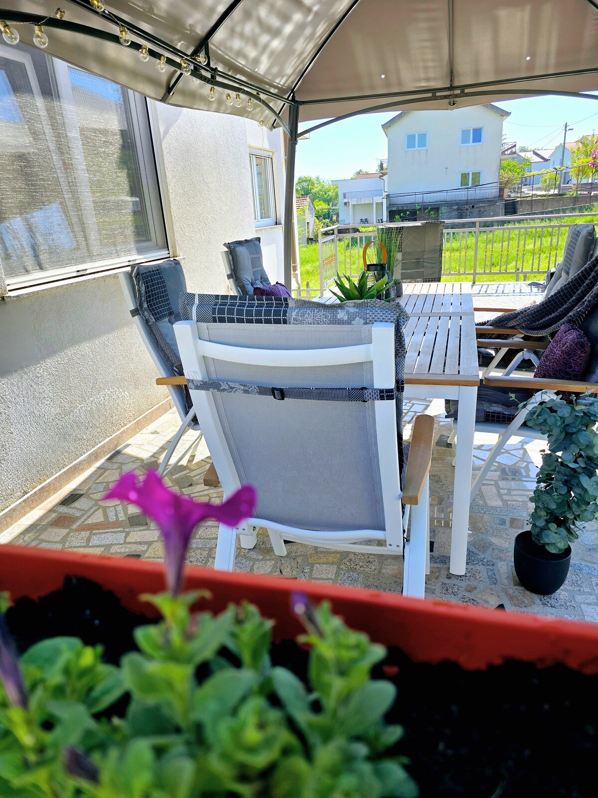 Terrasse bei Nacht mit Lichterketten und gem&uuml;tlicher Atmosph&auml;re