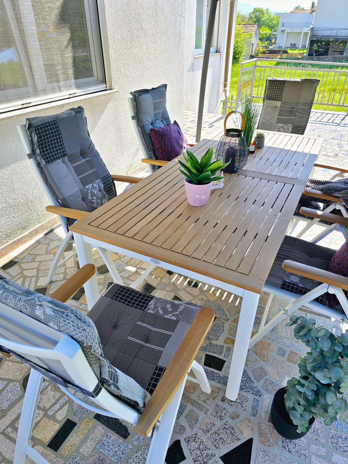 Terrassenm&ouml;bel mit Kissen und Sonnenschirm, Sitzecke im Freien