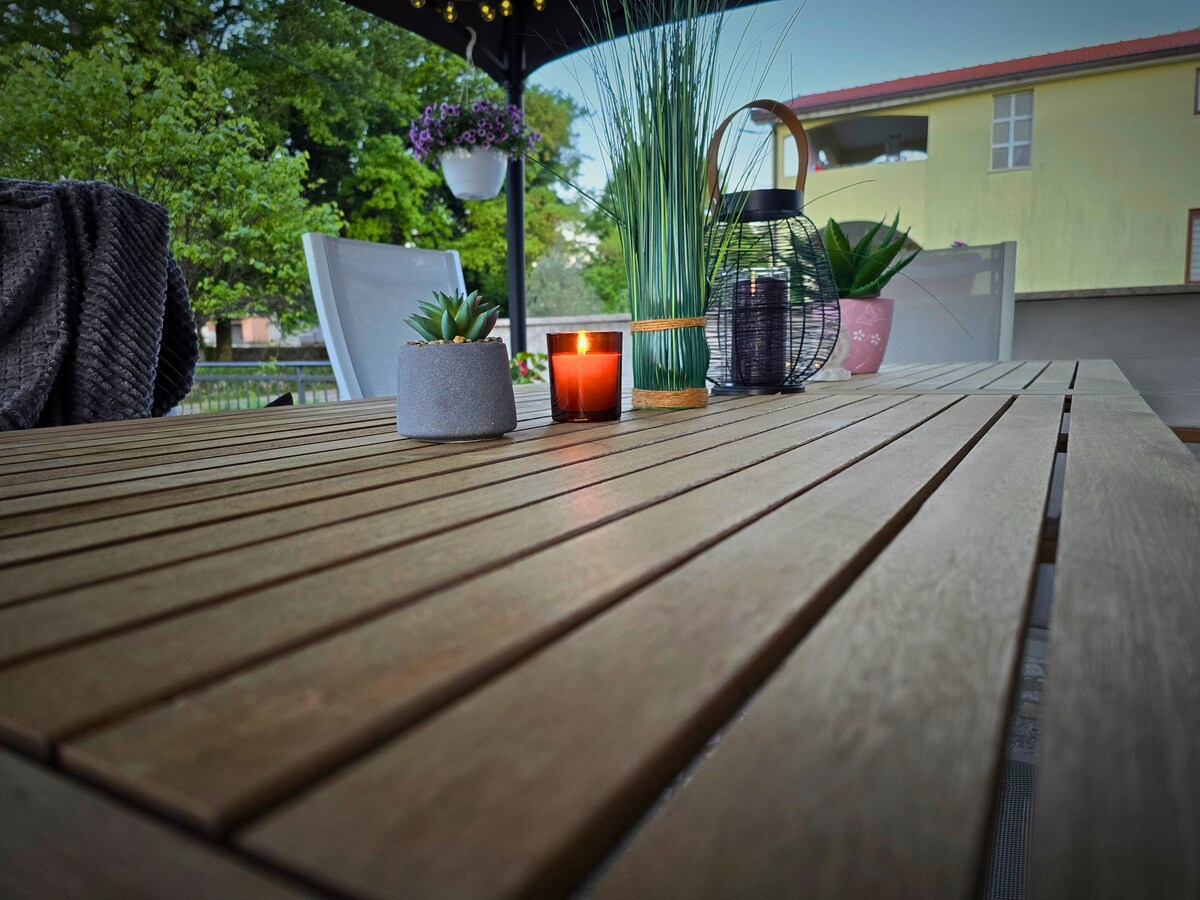 Terrasse am Abend mit Kerzen und Laternen, Ferienhaus Biograci