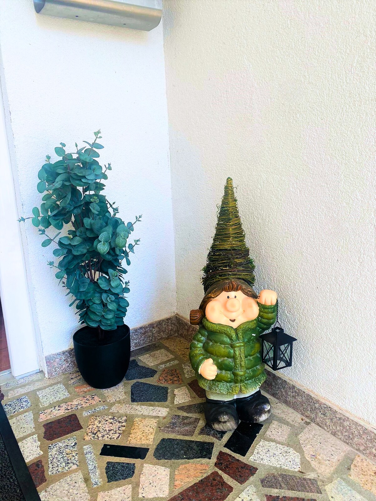 Dekorativer Gartenzwerg mit Laterne am Eingang, Ferienhaus Biograci