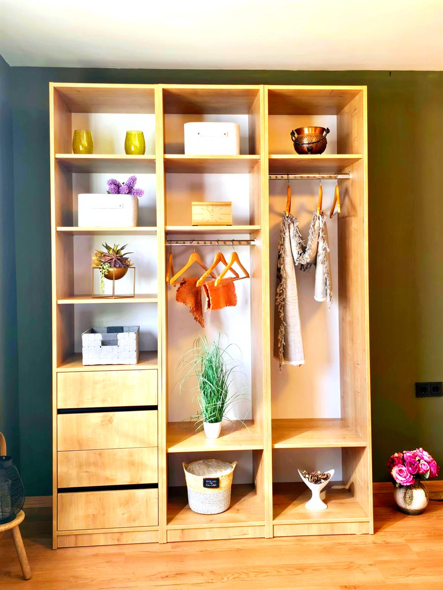 Offener Kleiderschrank mit Aufbewahrung im Schlafzimmer 2, Ferienhaus Biograci