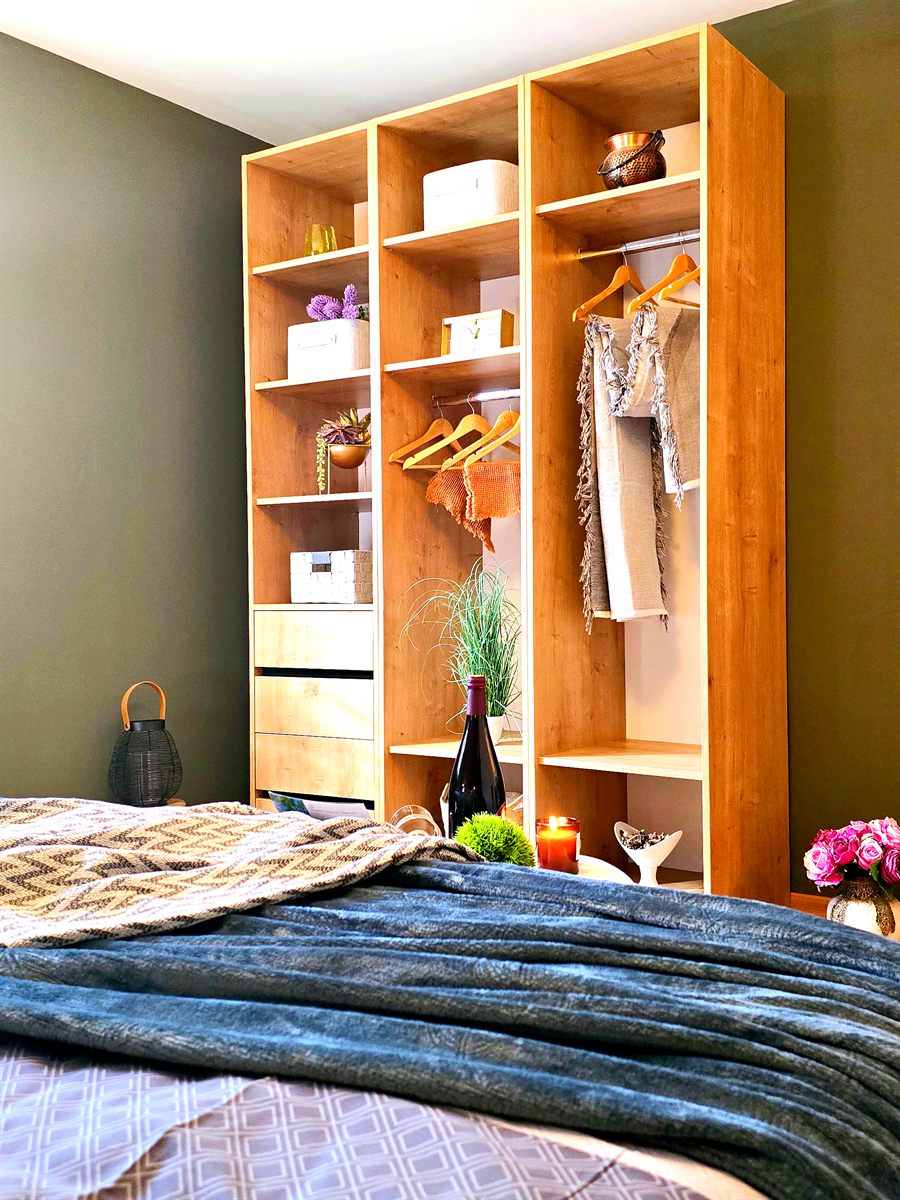 Schlafzimmer 2 mit Kleiderschrank und Champagner-Staging, Ferienhaus Biograci