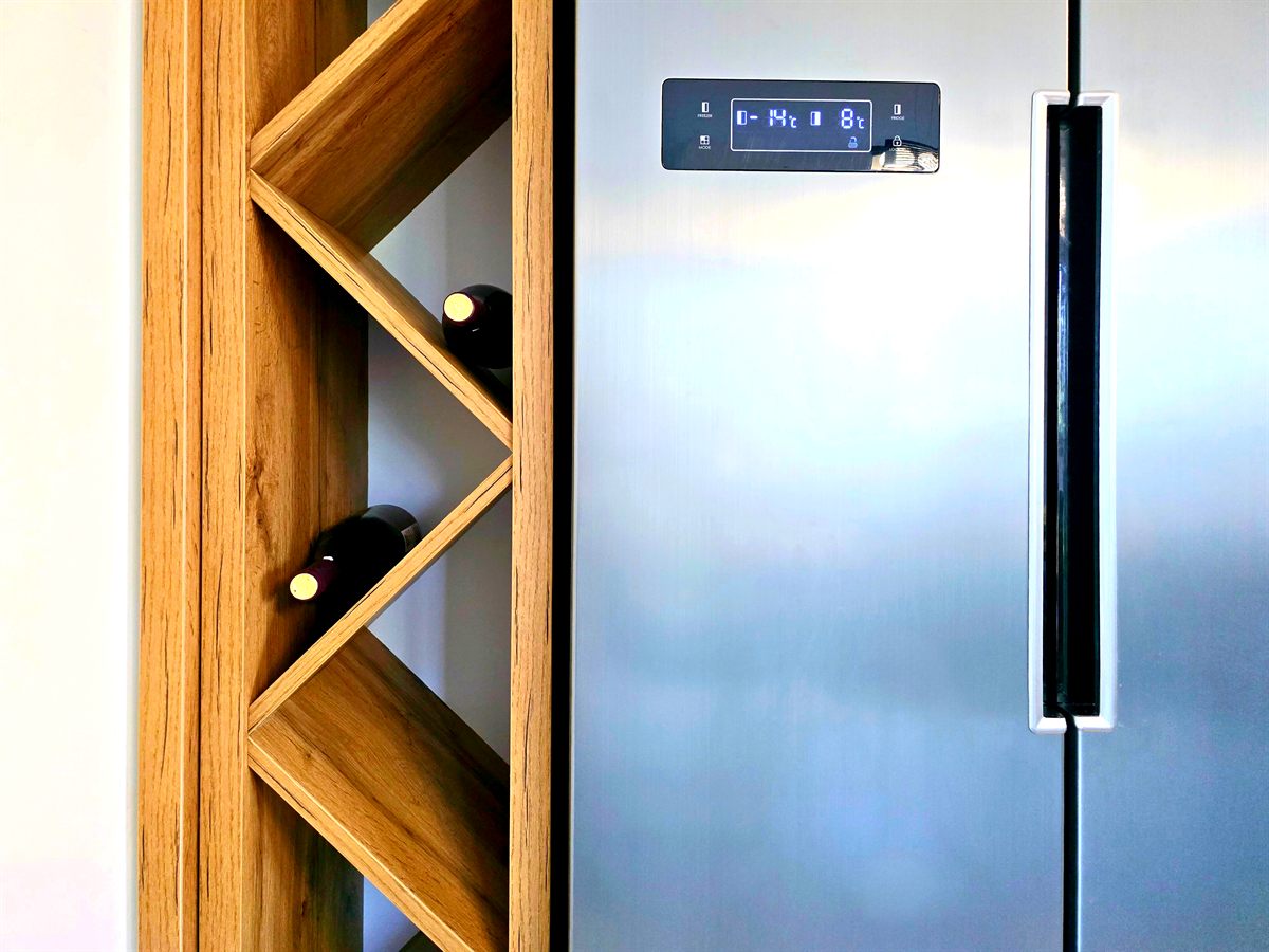 Weinregal und K&uuml;hlschrank Nahaufnahme in der K&uuml;che, Ferienhaus Biograci